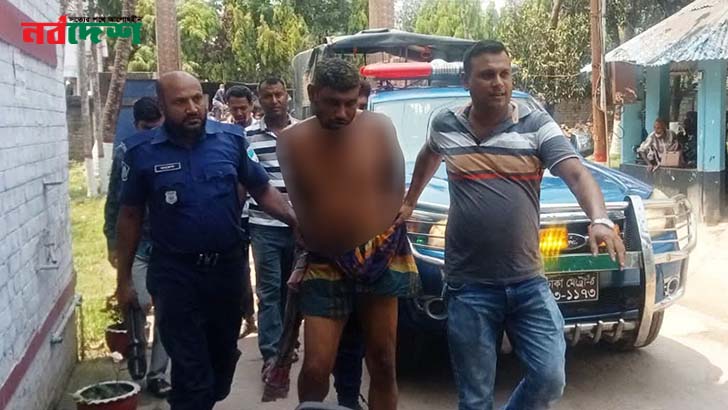 মাইকে ঘোষণা দিয়ে পুলিশকে পিটিয়ে আসামি ছিনতাই