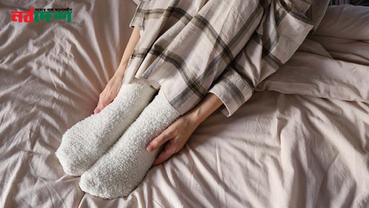 শীতে মোজা পরে ঘুমানো কি নিরাপদ? জানুন চিকিৎসকদের সতর্কতা
