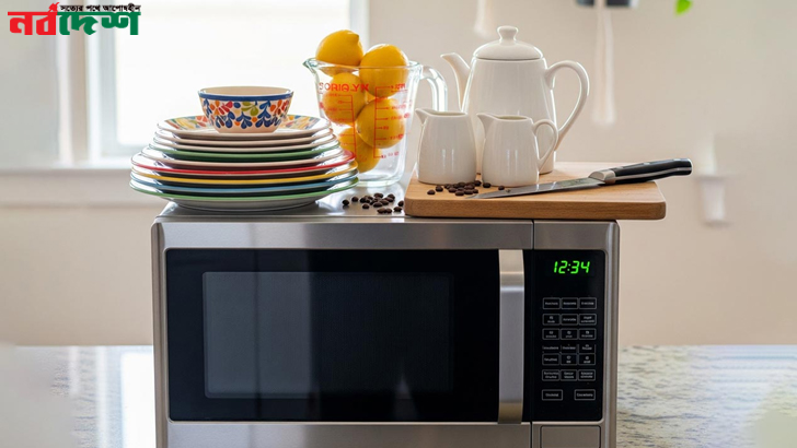 মাইক্রোওয়েভ অভেনের উপরে একাধিক জিনিস চাপিয়ে রেখেছেন? এখনই সতর্ক হোন