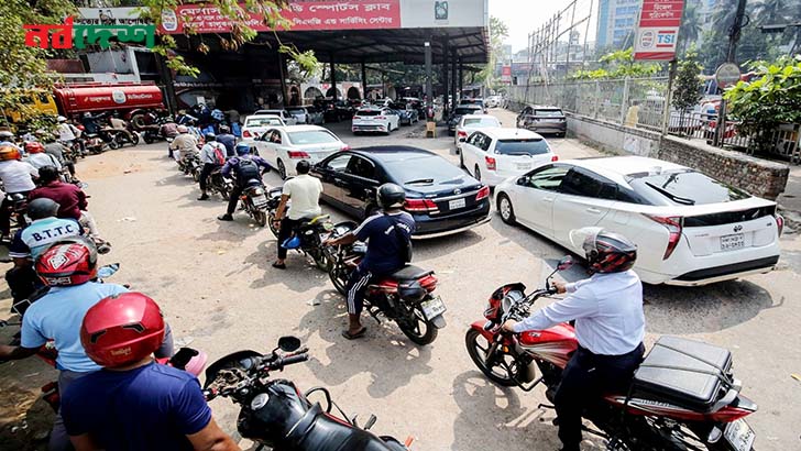 জ্বালানি তেল সংগ্রহ লাইন আরও দীর্ঘ হচ্ছে, বাড়ছে ভোগান্তি